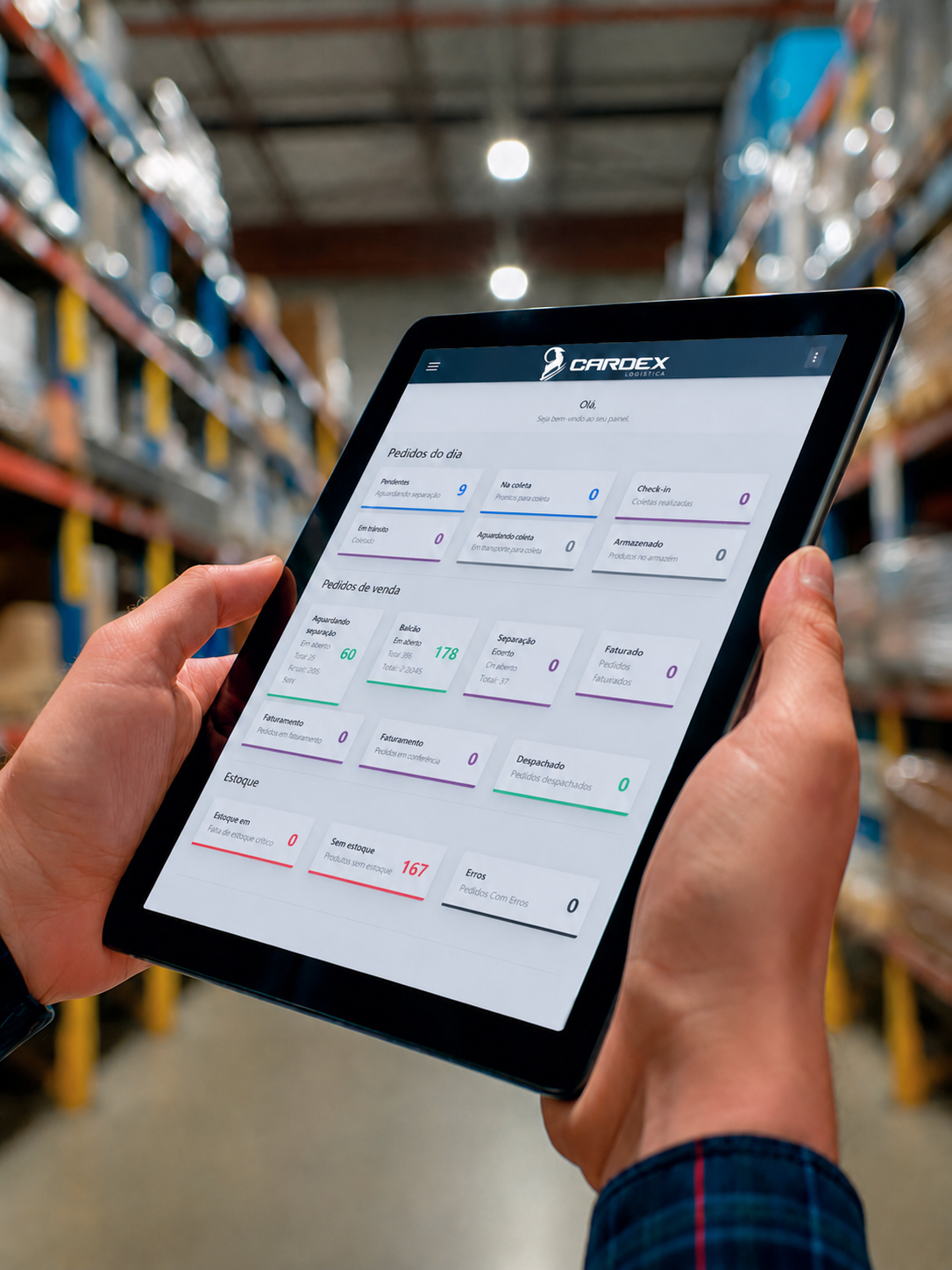 Painel operacional da Cardex acessado por um tablet dentro do centro de distribuição